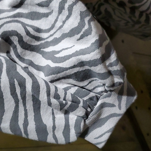 NEW REBECCA MINKOFF GREY ANIMAL ZEBRA PRINT SWEATSHIRT SIZE MEDIUM OVERSIZED NWT - Picture 4 of 8